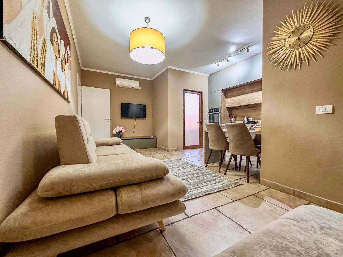 Amos City Center Apartment Tirana Zewnętrze zdjęcie
