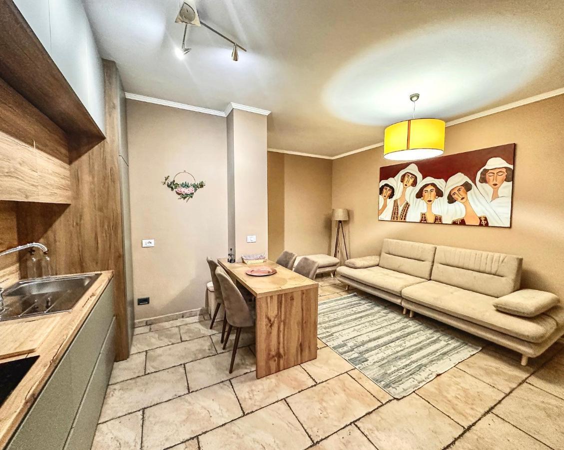 Amos City Center Apartment Tirana Zewnętrze zdjęcie